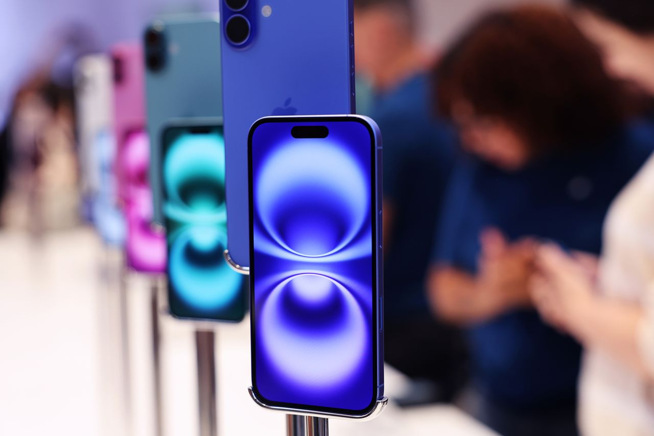 纽约第五大道苹果商店在新产品发布日展出 iPhone 16 手机